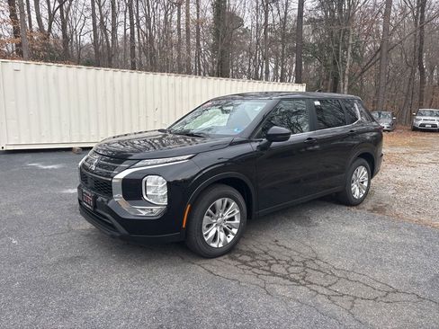 New 2026 Mitsubishi Outlander ES image 2