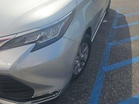 Used 2022 Toyota Sienna XLE FWD image 2