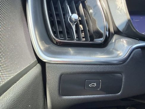 Used 2025 Volvo XC60 B5 Core AWD/4WD image 25