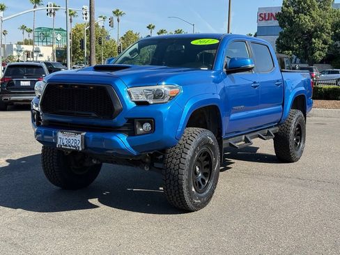 Used 2017 Toyota Tacoma TRD Sport w/ Exterior Package RWD image 9