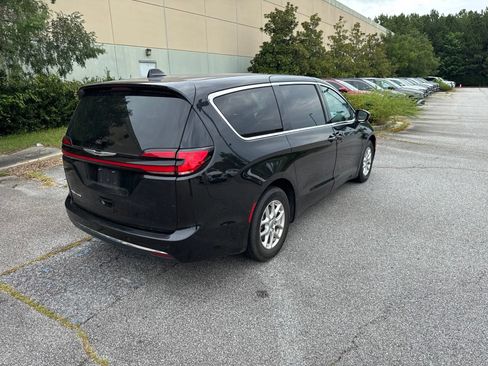 Used 2023 Chrysler Pacifica Touring-L FWD image 4