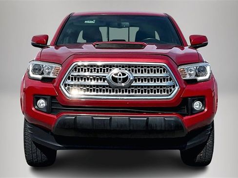 Used 2017 Toyota Tacoma TRD Sport image 3