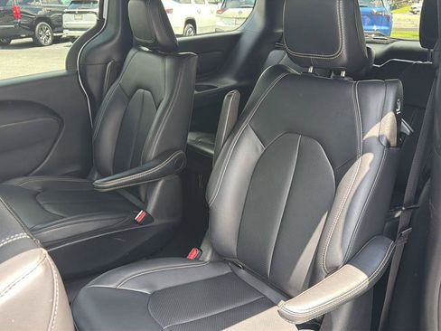 Used 2024 Chrysler Pacifica Limited FWD image 30