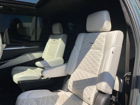 Used 2025 Cadillac Escalade ESV V image 10