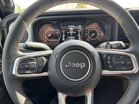 Used 2025 Jeep Wrangler Sahara image 28