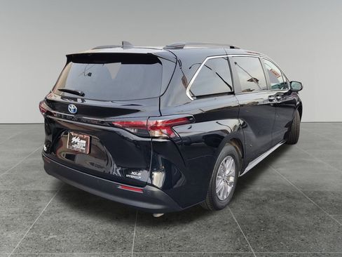 Certified 2023 Toyota Sienna XLE image 7