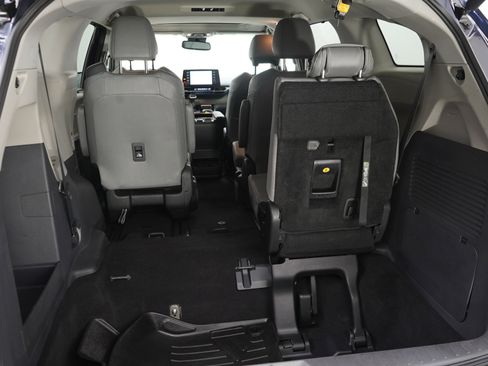 Used 2023 Toyota Sienna XLE FWD image 9