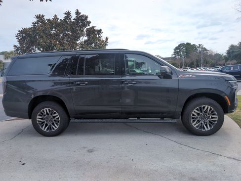 Used 2026 Chevrolet Suburban Z71 w/ Comfort Package image 8