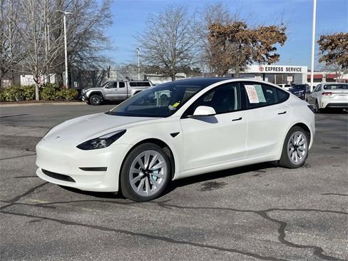 Used 2023 Tesla Model 3 Standard Range image 1