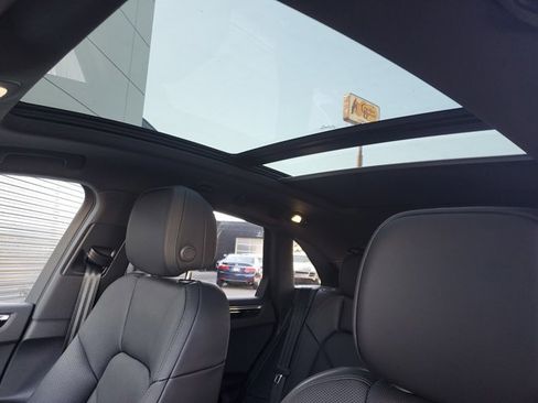 Used 2025 Porsche Macan image 38