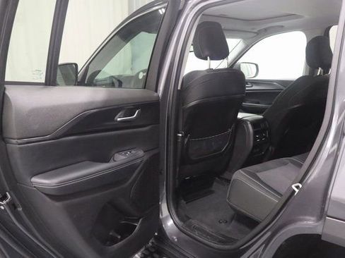 Used 2023 Jeep Grand Cherokee Laredo AWD/4WD image 10