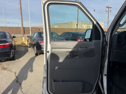 Used 2005 Ford E-350 and Econoline 350 XL image 9