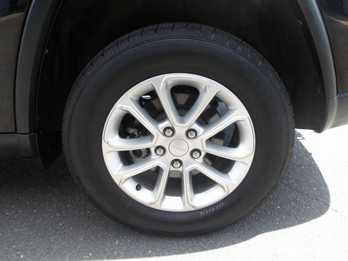 Used 2022 Jeep Grand Cherokee Laredo E image 11