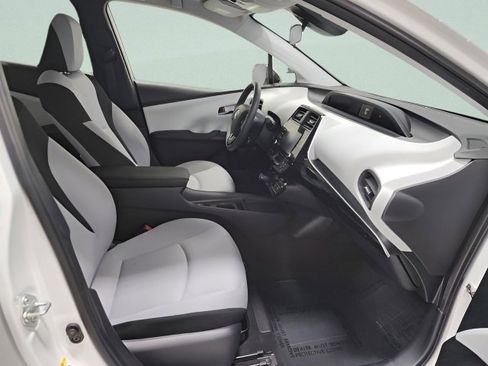 Used 2021 Toyota Prius LE image 15