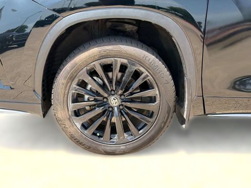 Used 2024 Toyota Highlander XSE FWD image 11