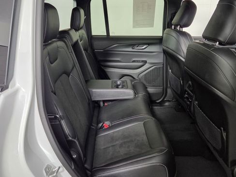 Used 2023 Jeep Grand Cherokee Altitude image 31