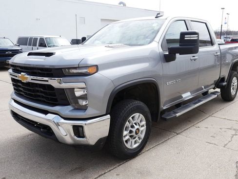Used 2025 Chevrolet Silverado 2500 LT w/ Convenience Package AWD/4WD image 4