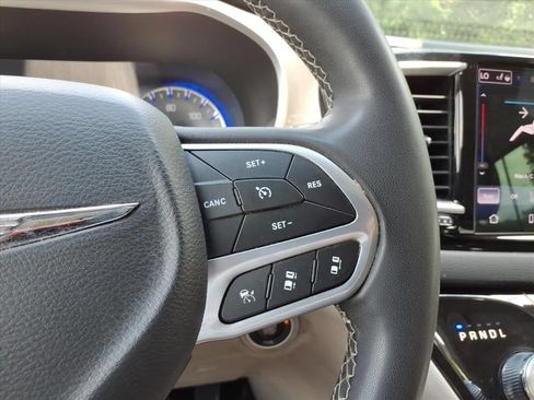 Used 2023 Chrysler Pacifica Touring-L FWD image 21