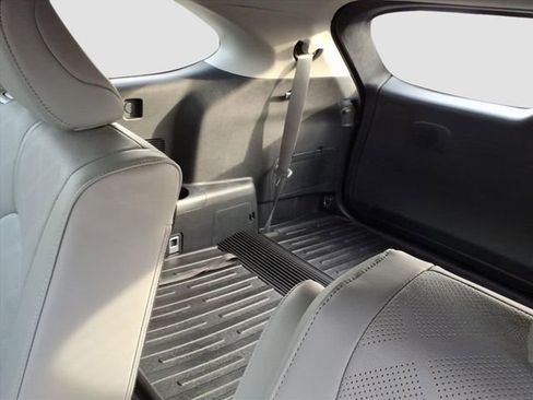 Used 2024 Toyota Highlander Platinum image 10