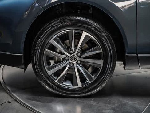 Certified 2022 Toyota Venza LE image 11