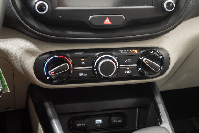 Used 2025 Kia Soul LX w/ LX Technology Package FWD image 18