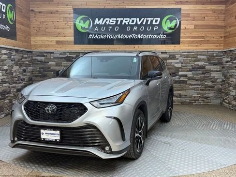 Used 2022 Toyota Highlander XSE AWD/4WD image 4