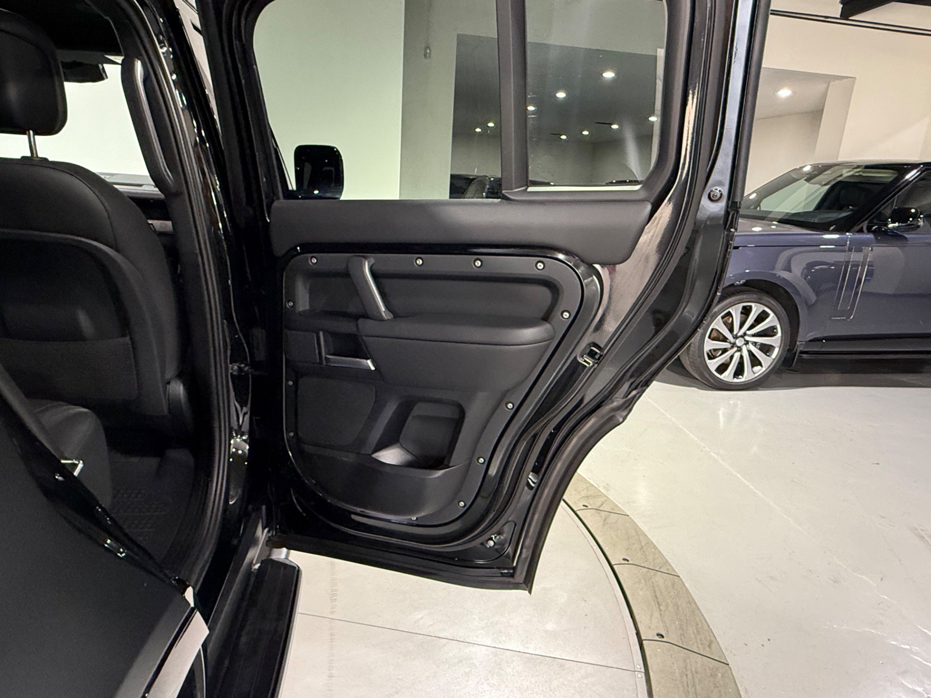Used 2025 Land Rover Defender 110 X-Dynamic SE AWD/4WD image 56