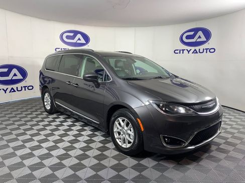 Used 2020 Chrysler Pacifica Touring-L image 1