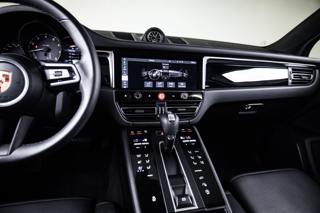 Certified 2026 Porsche Macan AWD/4WD image 19