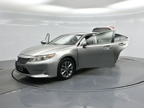 Used 2015 Lexus ES 300h w/ Navigation System Package image 30