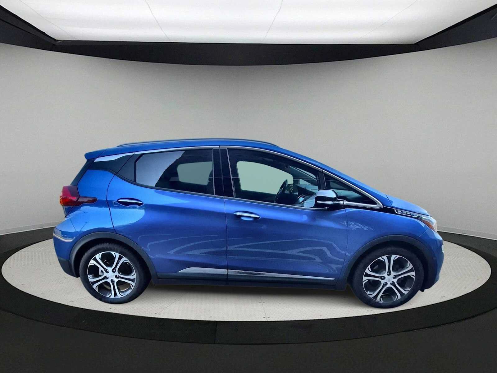 Used 2020 Chevrolet Bolt Premier w/ Infotainment Package FWD image 9