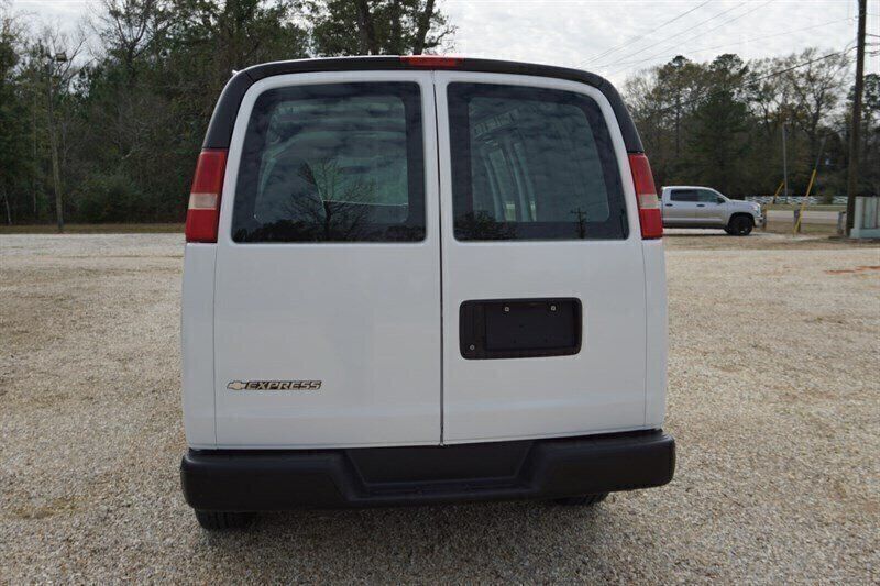 Used 2010 Chevrolet Express 1500 RWD image 10
