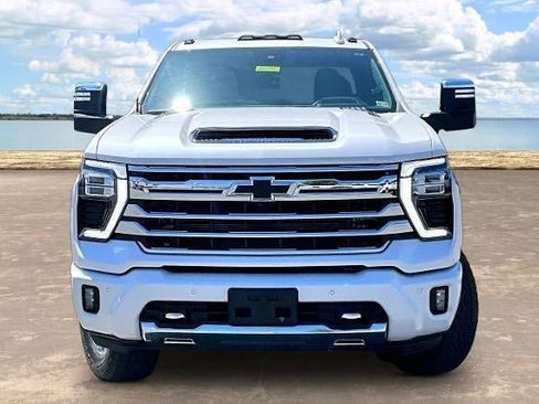 Used 2025 Chevrolet Silverado 2500 High Country w/ Technology Package AWD/4WD image 2