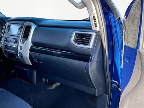 Used 2019 Nissan Titan SV image 17