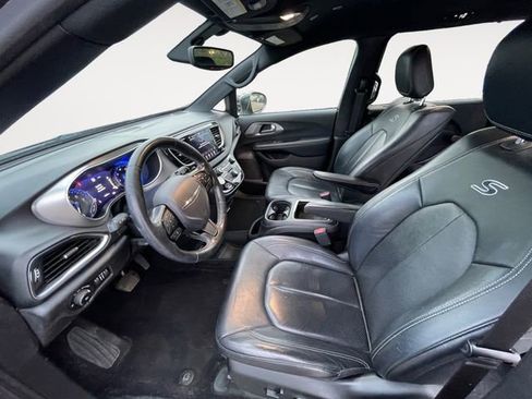Used 2019 Chrysler Pacifica Touring-L Plus w/ S Appearance Package FWD image 9