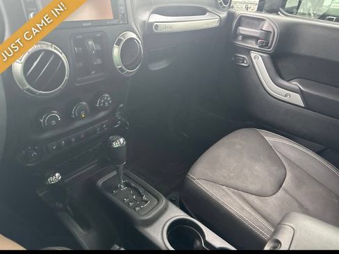 Used 2016 Jeep Wrangler Unlimited Sahara w/ Connectivity Group AWD/4WD image 10