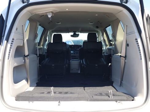 Used 2024 Chrysler Pacifica Touring-L image 10