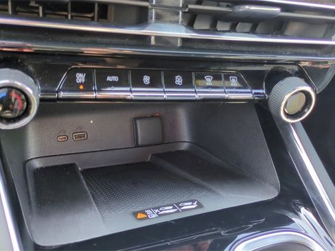 Used 2025 Chevrolet Traverse LT image 16