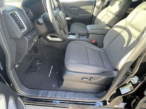Used 2024 Nissan Frontier SV w/ SV Convenience Package image 15