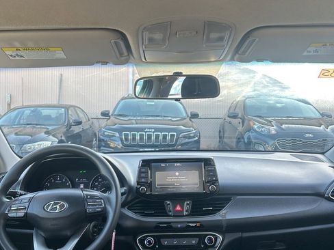 Used 2018 Hyundai Elantra GT image 4