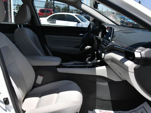 Used 2024 Nissan Altima 2.5 SV FWD image 40