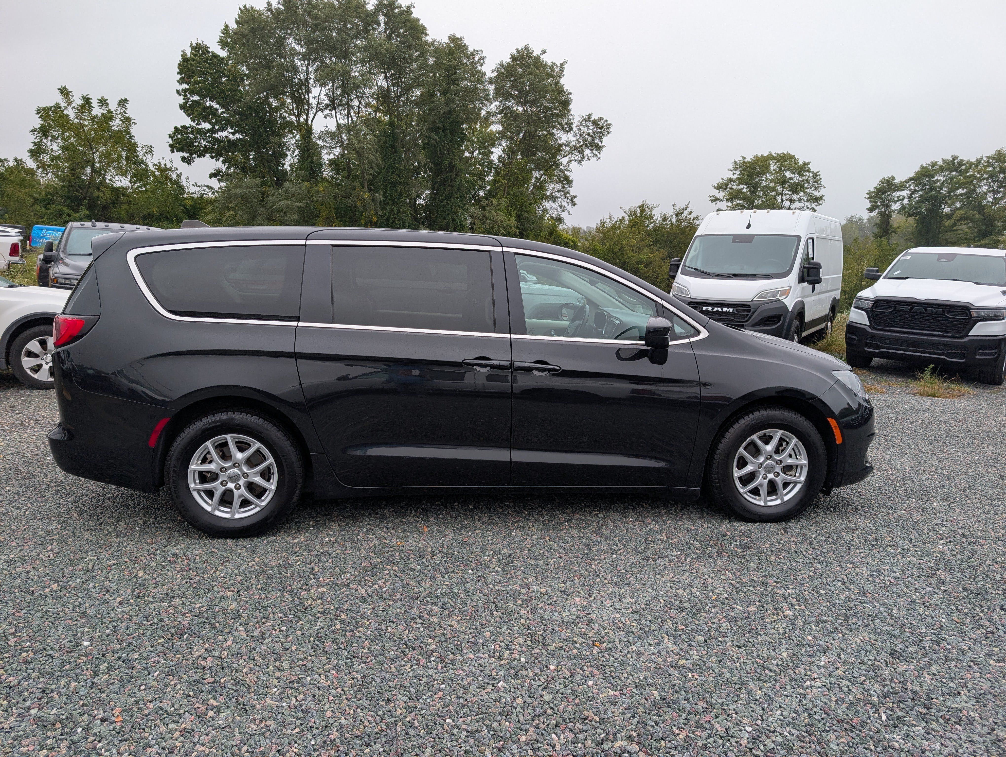 Used 2023 Chrysler Voyager LX FWD image 6