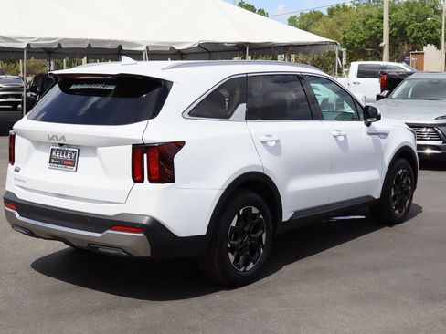 Used 2025 Kia Sorento S image 8