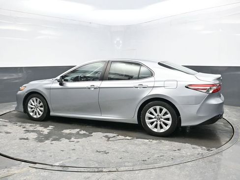 Used 2018 Toyota Camry LE image 4