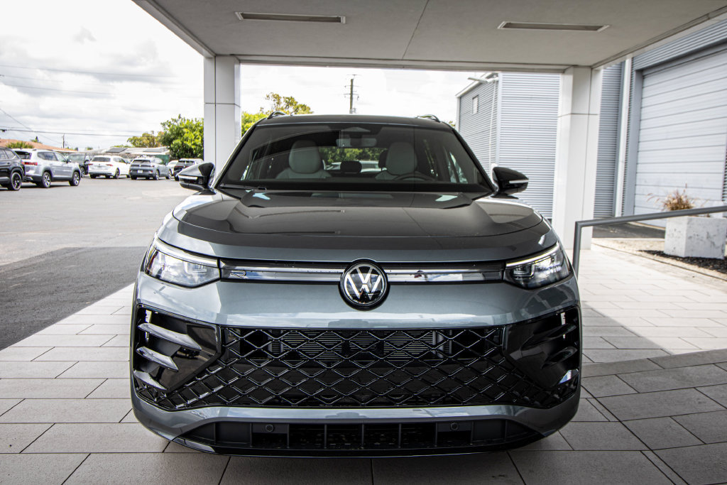 New 2026 Volkswagen Tiguan SE R-Line FWD image 9
