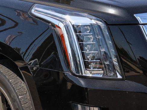 Used 2015 Cadillac Escalade Luxury AWD/4WD image 19