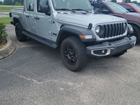 Used 2024 Jeep Gladiator Sport AWD/4WD image 4