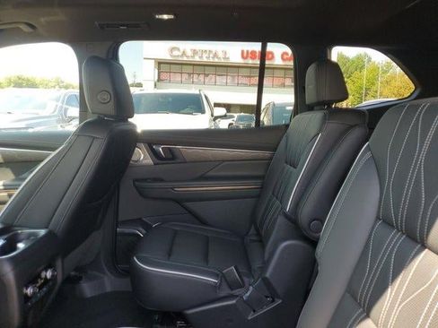 Used 2025 Buick Enclave Avenir FWD image 9