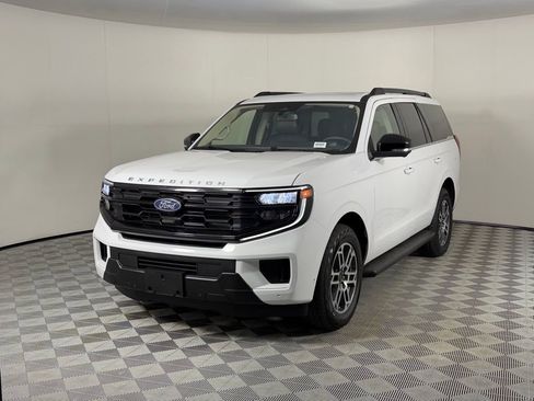 Used 2025 Ford Expedition Active AWD/4WD image 3