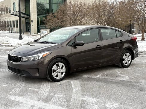 Used 2017 Kia Forte LX image 2